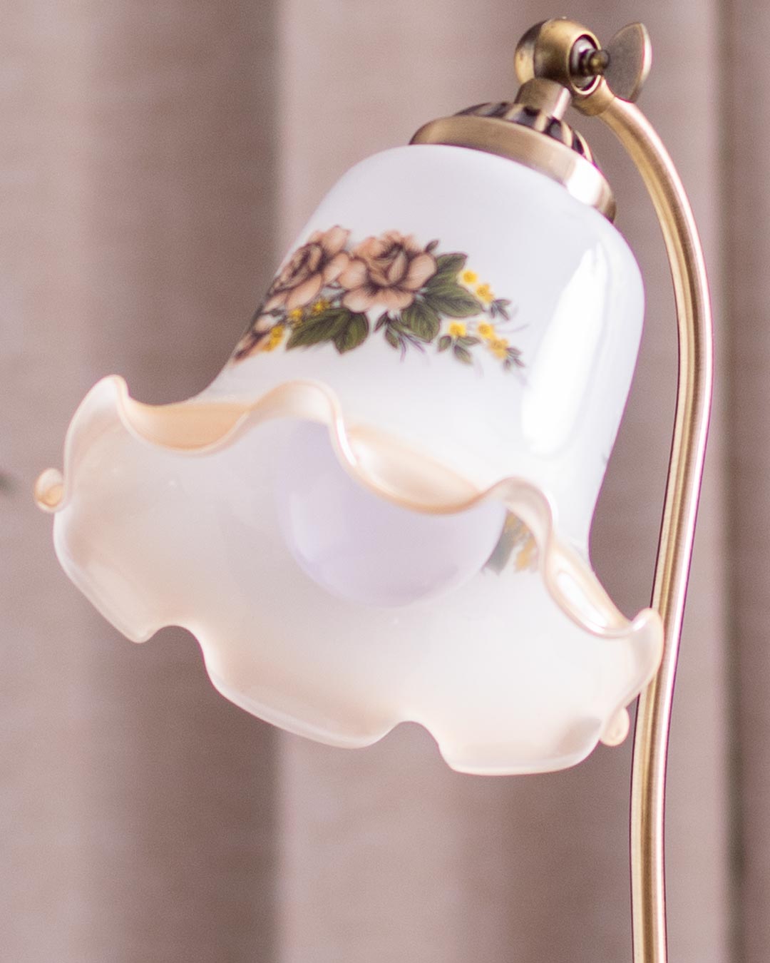 'Olivia' Fenton Lamp w/ Scalloped Glass Shade