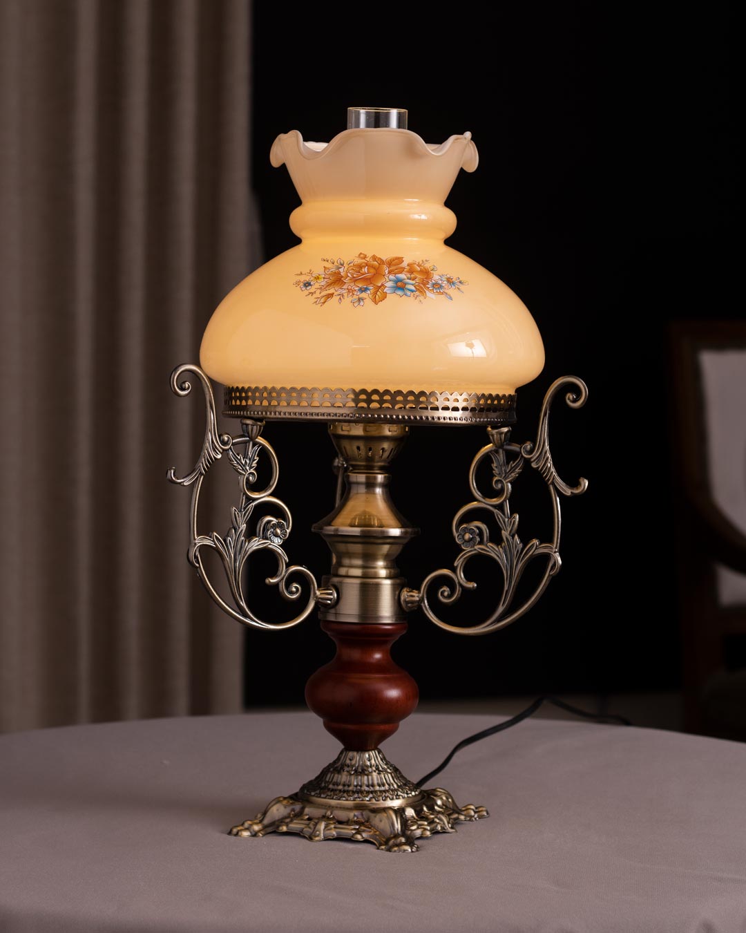 'Logan' Fenton Lamp w/ Scalloped Glass Shade