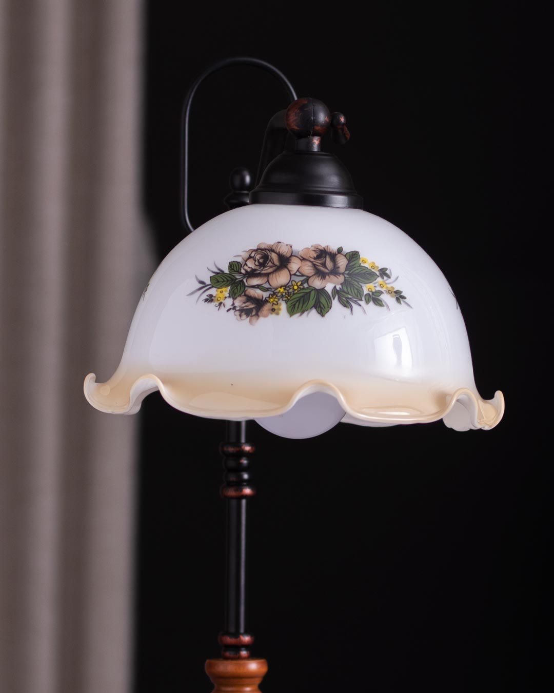 'Dakota' Fenton Lamp w/ Scalloped Glass Shade