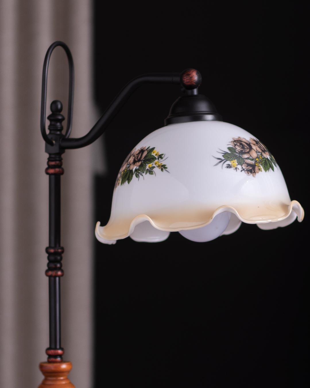 'Dakota' Fenton Lamp w/ Scalloped Glass Shade