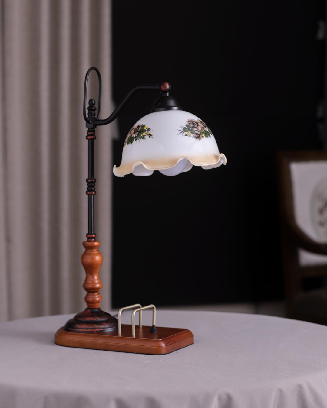 'Dakota' Fenton Lamp w/ Scalloped Glass Shade