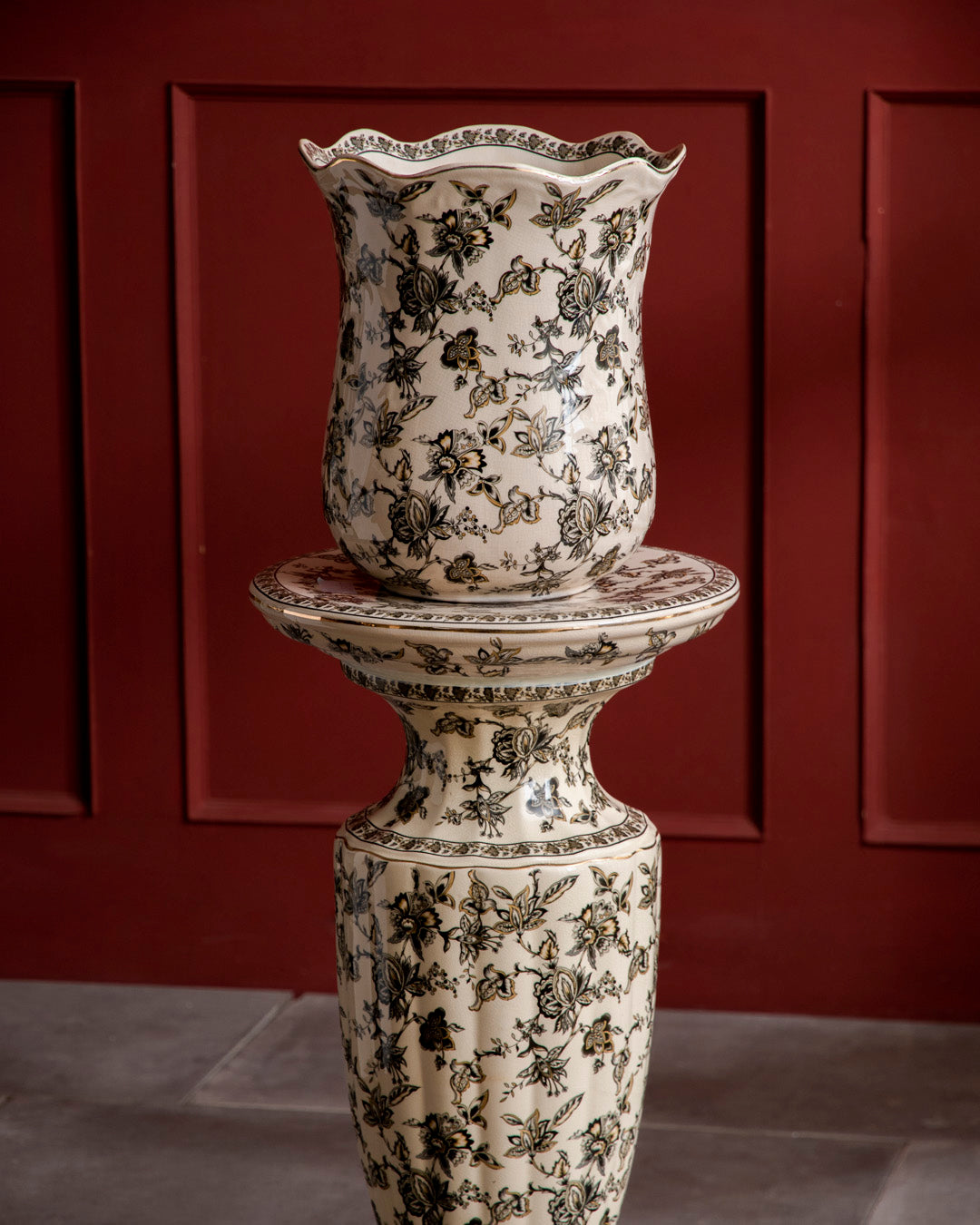 'Royal Noir' Ornamental Vase With Pedestal Stand