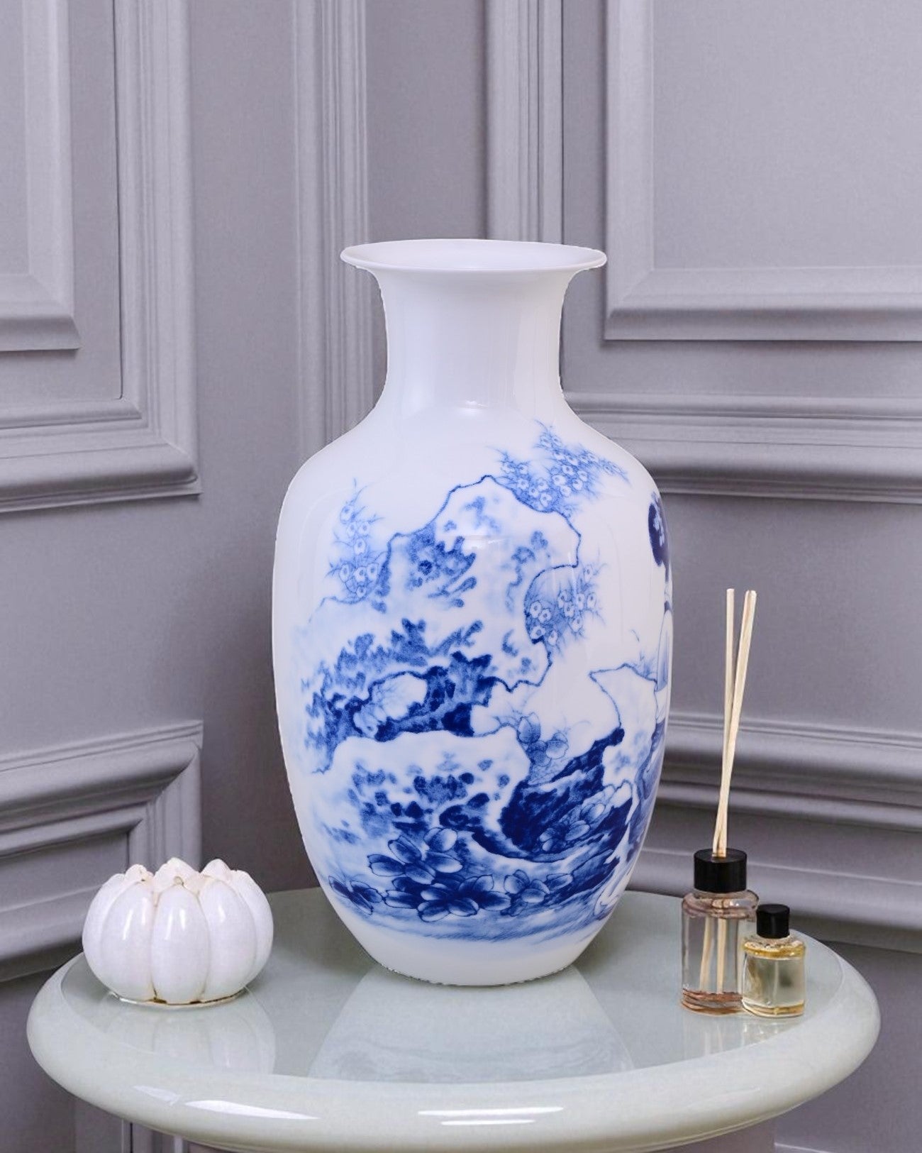Qinghua Ci Elegant Maiden Bone China Vase