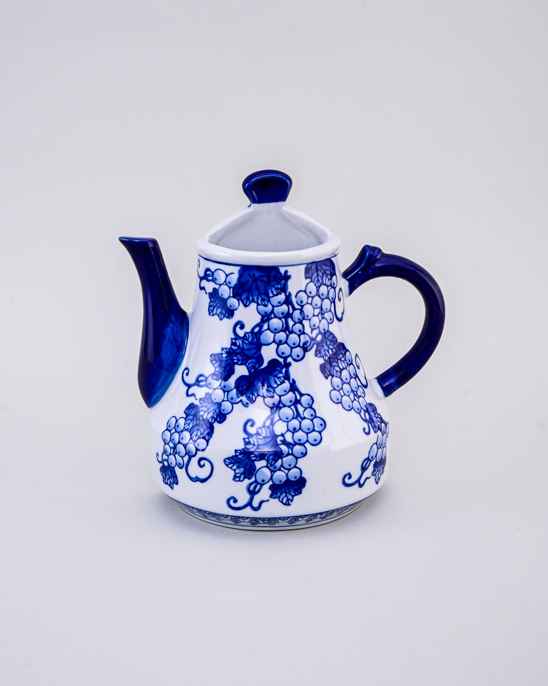 Royal Grapevine Wall Kettle Vase