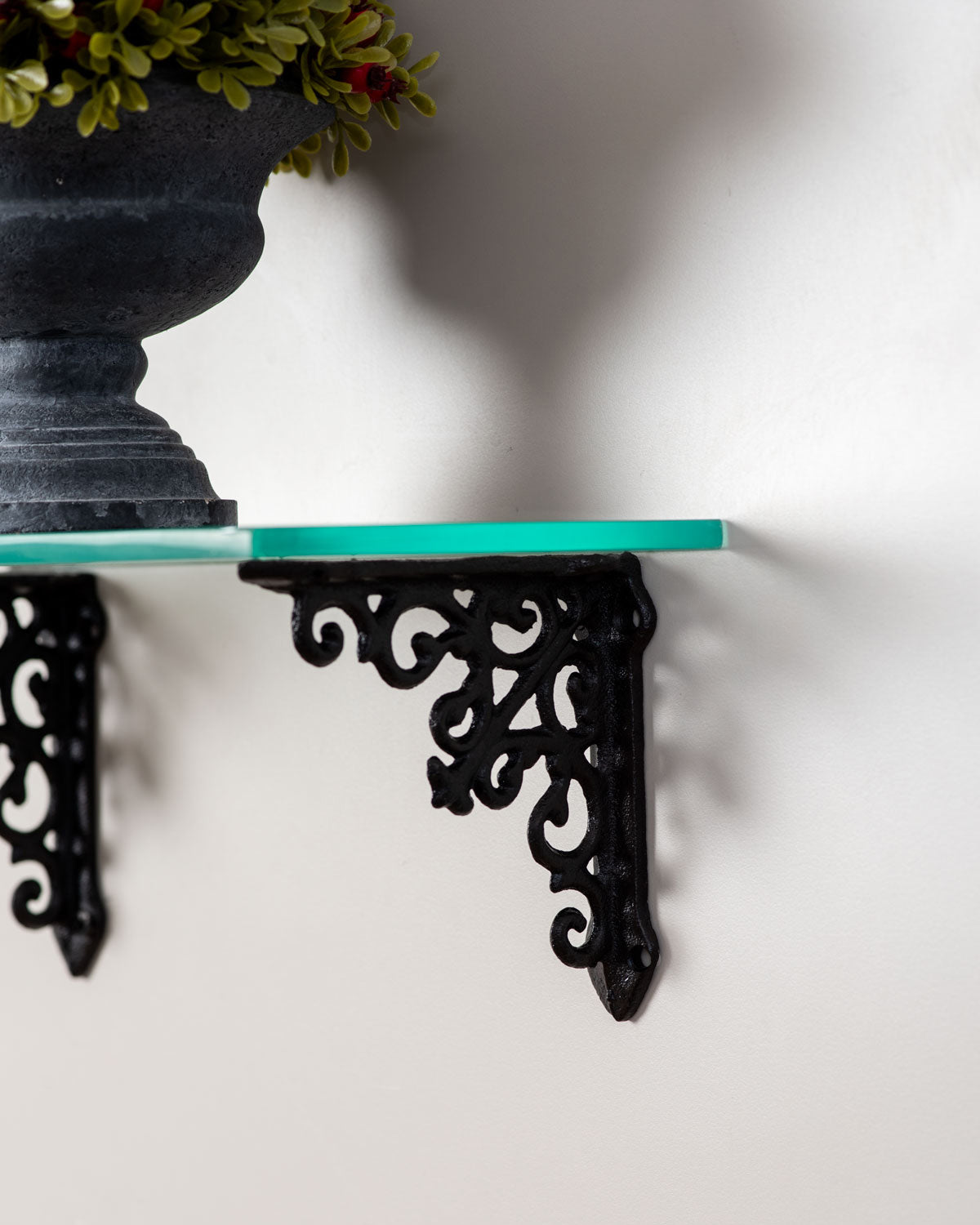'Old-Fashioned' Decorative Shelf Set With Glass