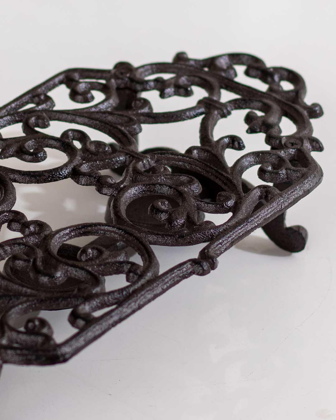 Intricate cast iron dish warmer with a classic pattern, suitable for keeping meals warm. 