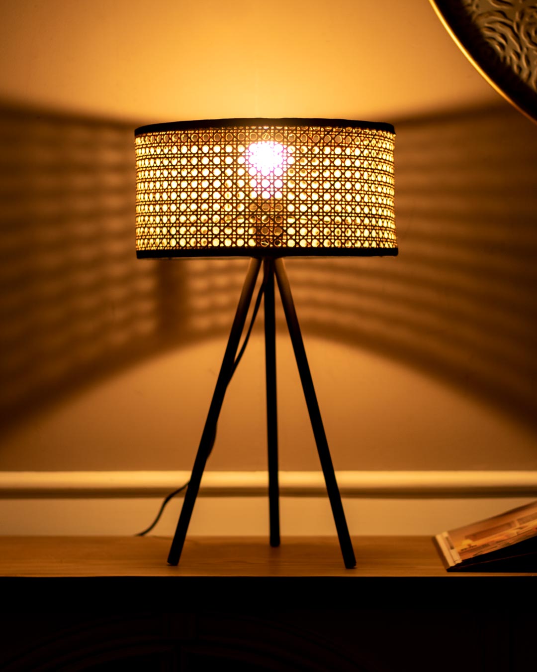 Metallic Glow: Table Lamp with Wooden Net Shade - Black