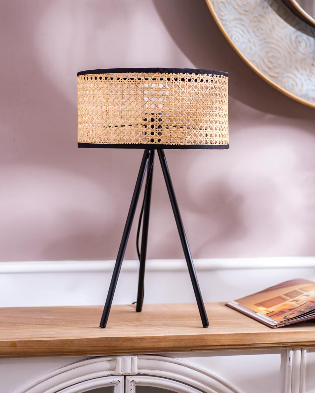 Metallic Glow: Table Lamp with Wooden Net Shade - Black