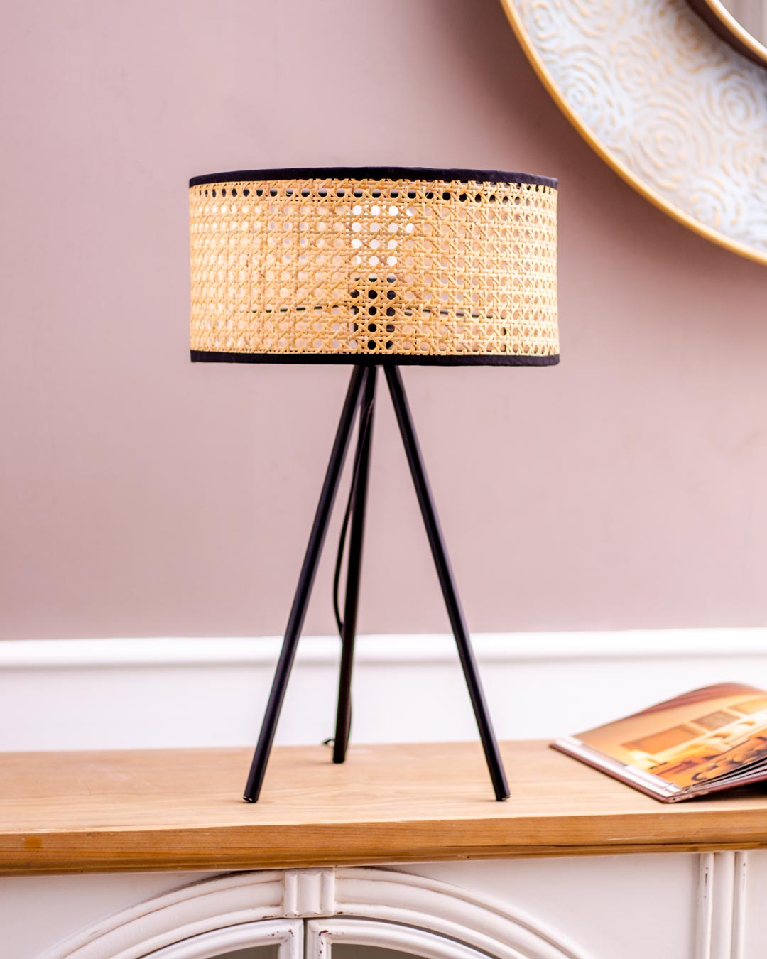 Metallic Glow: Table Lamp with Wooden Net Shade - Black