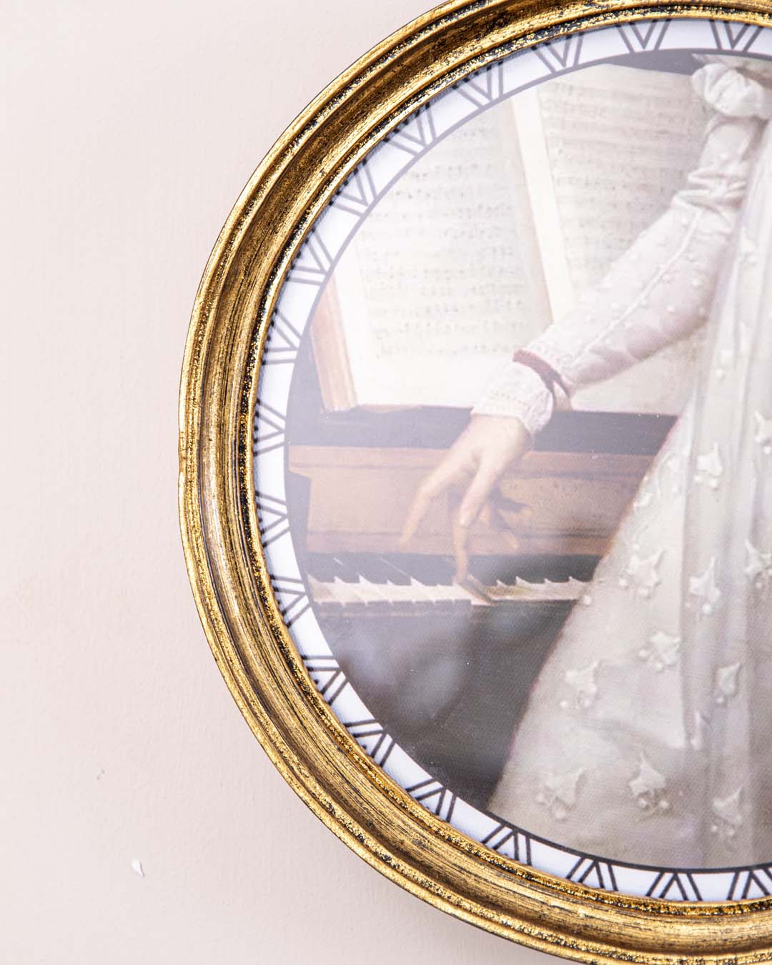 Round 'Melodic' Hanging Photo Frame - The Decor Kart 