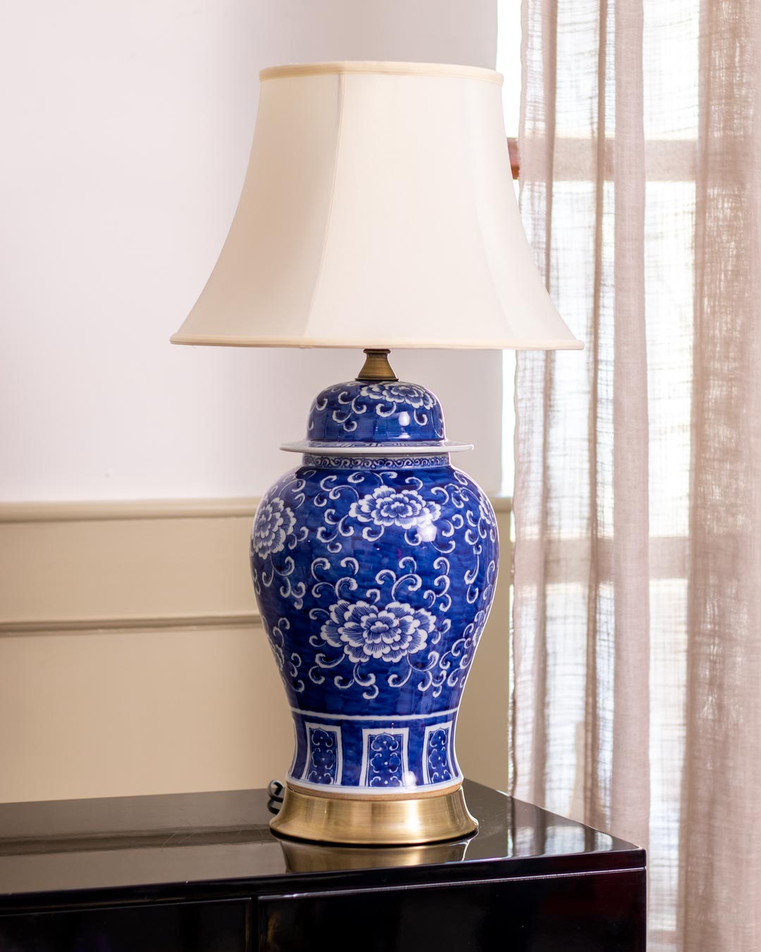 Asterales Blue & White Porcelain Lamp