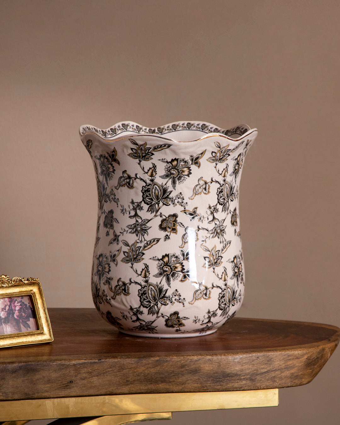 'Royal Noir' Ornamental Decorative Vase 