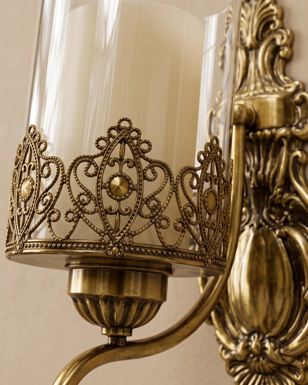 Scrolled Crest Wall Sconce 