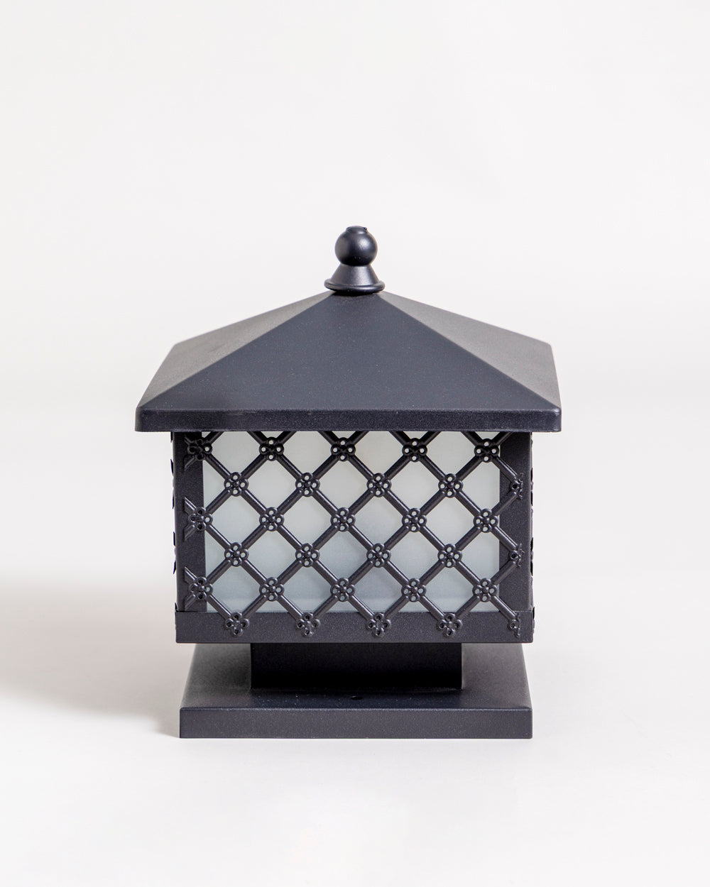 Elegant Heritage Lattice Outdoor Gate Light