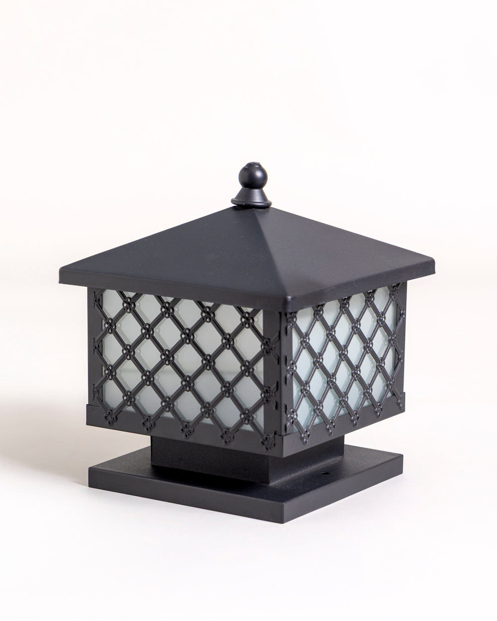 Elegant Heritage Lattice Outdoor Gate Light