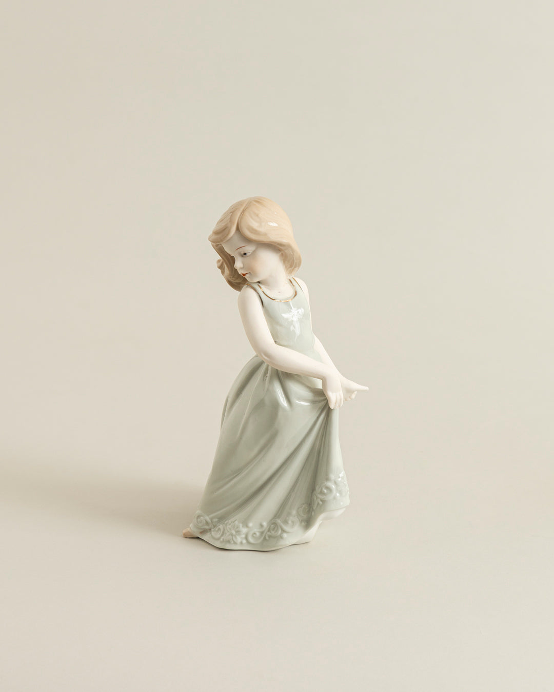 "Victorian Girl - Fine Porcelain Figurine 