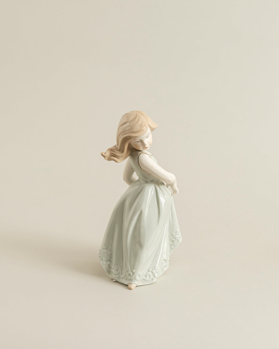 "Victorian Girl - Fine Porcelain Figurine 