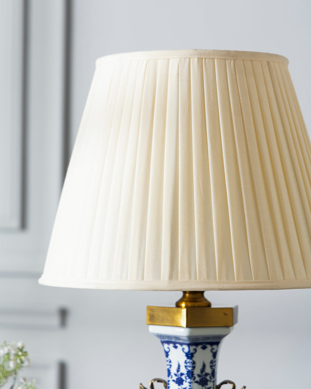 Oriental Brass Crest Table Lamp 