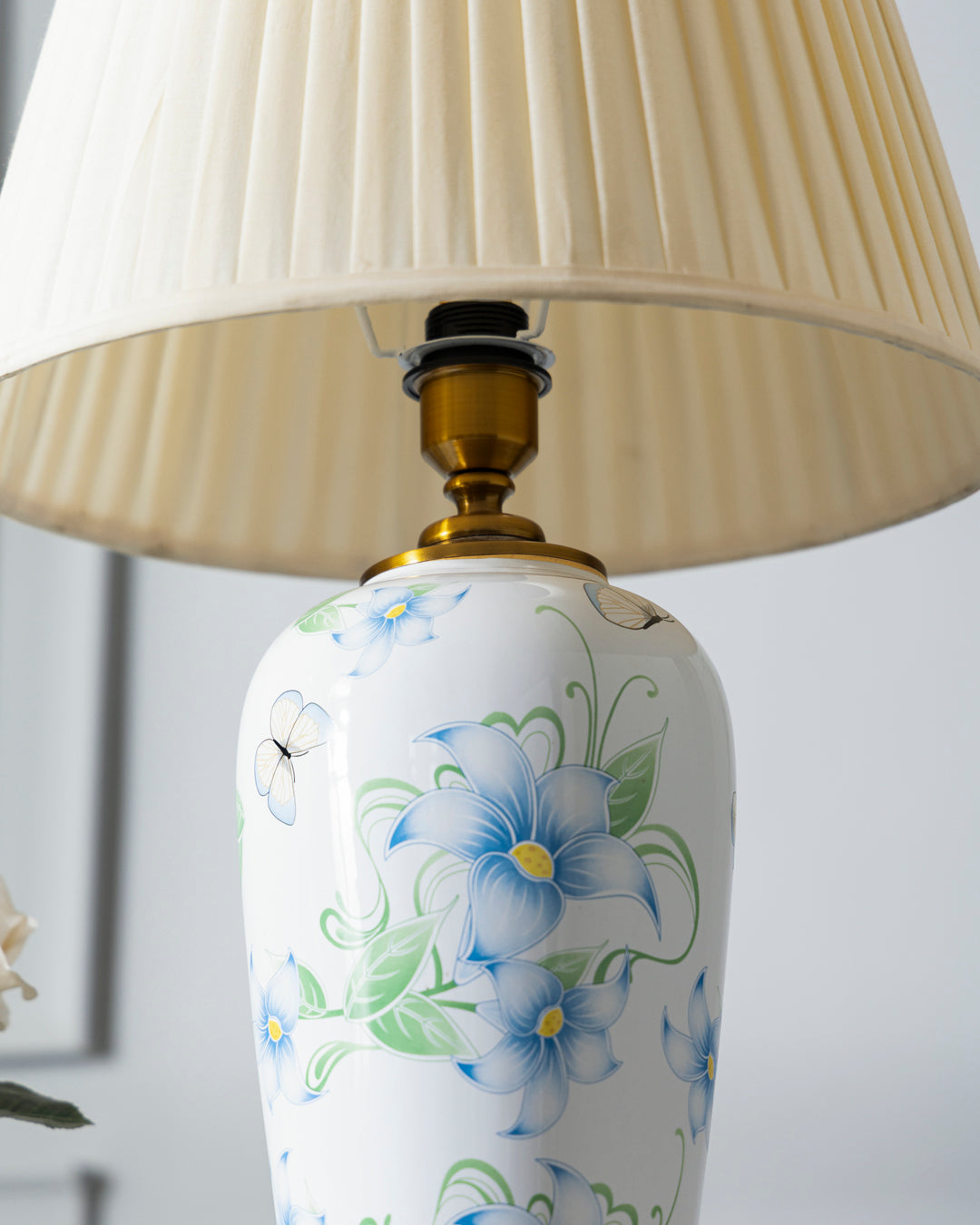 Ivory Garden Bloom Table Lamp 