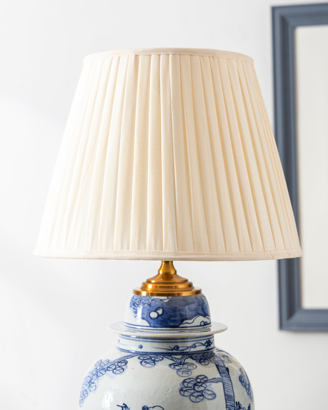 Blue Ming Classic Table Lamp 