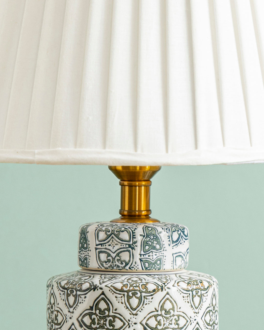 Classic Trellis Pattern Table Lamp 