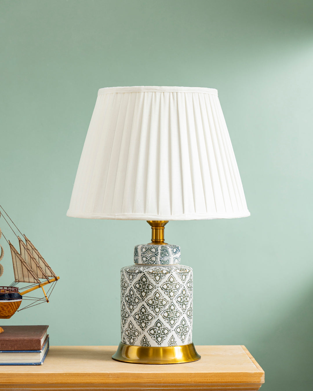 Classic Trellis Pattern Table Lamp 