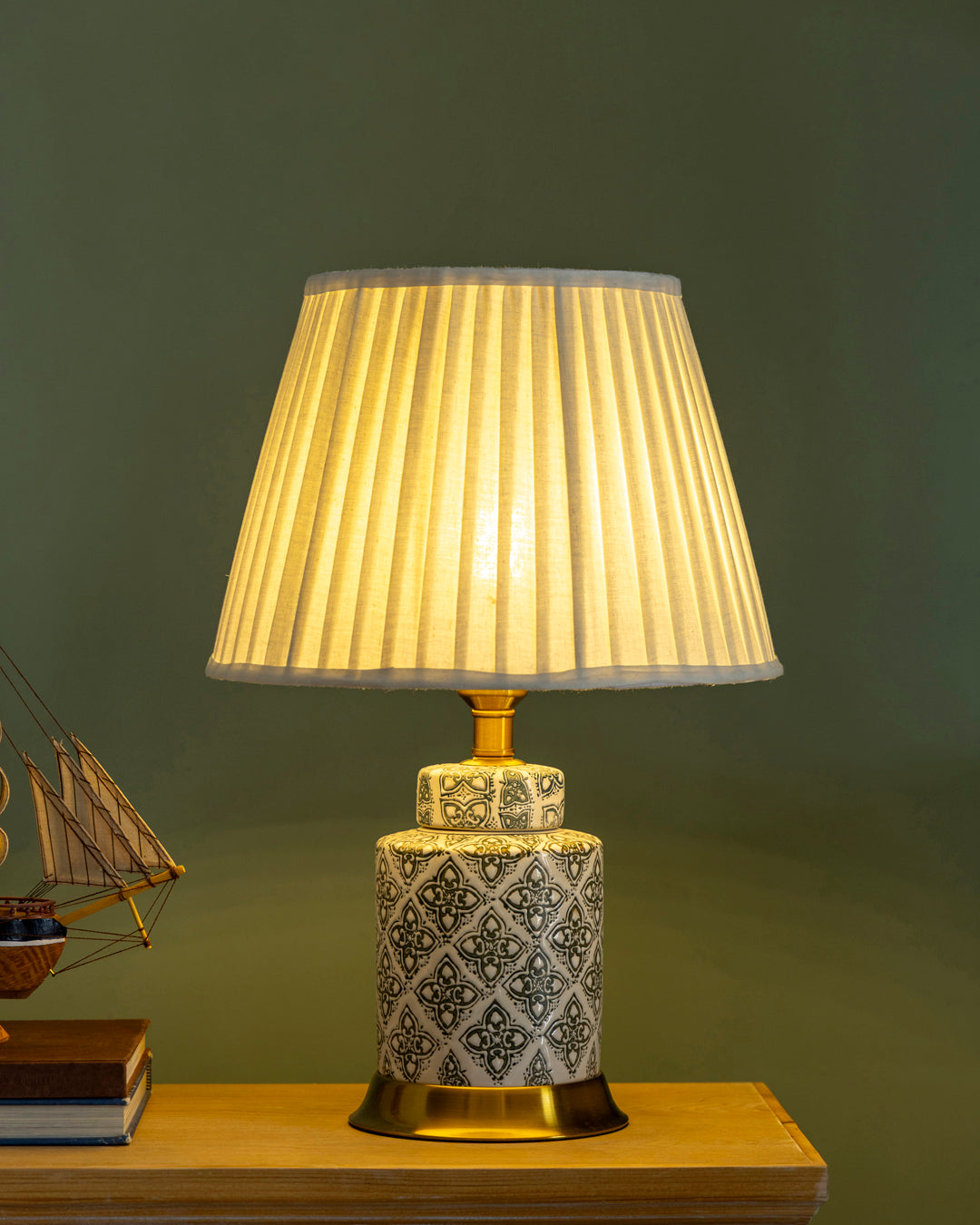 Classic Trellis Pattern Table Lamp 