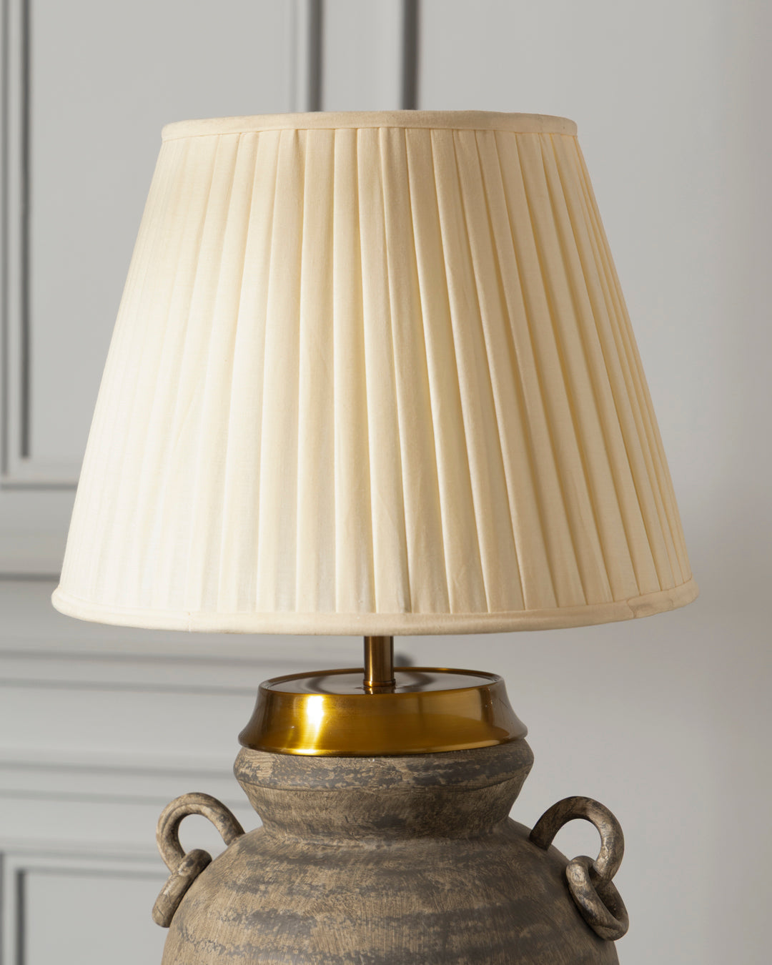 Brass Medallion Majesty Table Lamp 