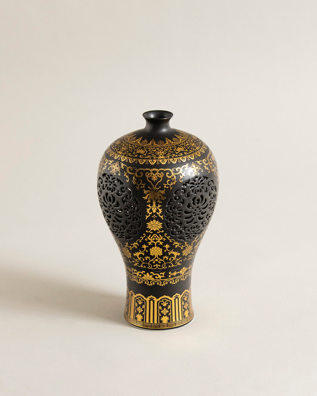 Royal Noir Carved Elegance Vase 