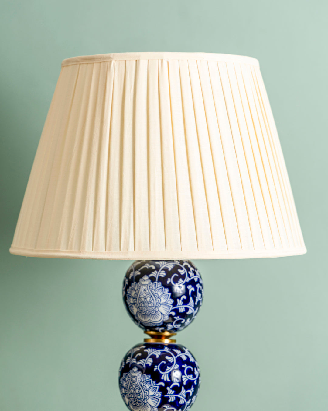 Classic Floral Sphere Table Lamp 