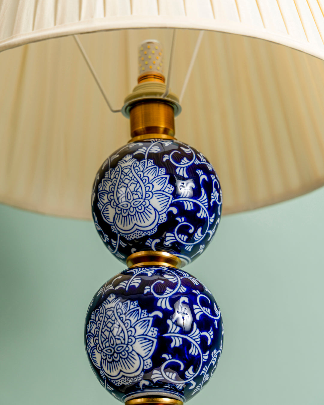Classic Floral Sphere Table Lamp 