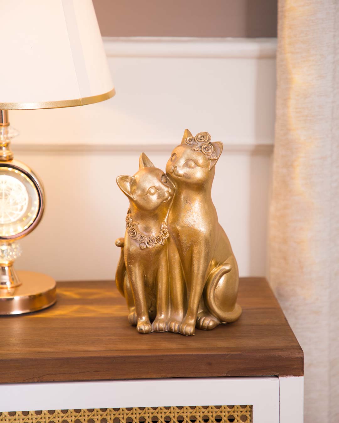 Love in Paws: A Charming Cat Couple Figurine