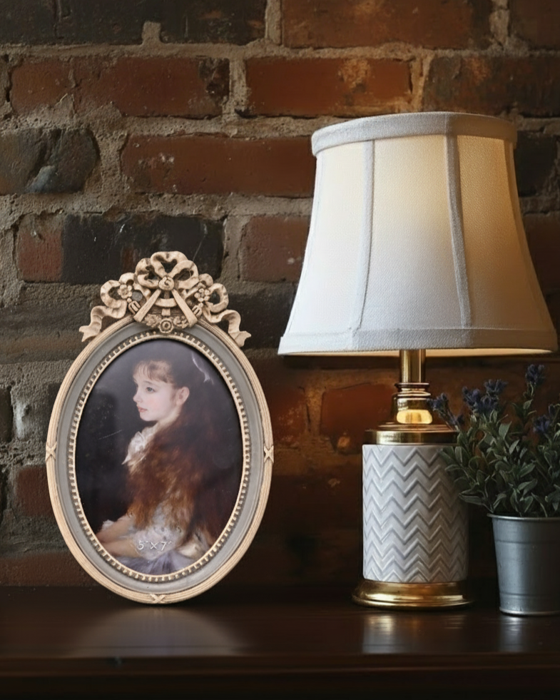 Vintage Bow-Topped Oval Photo Frame 