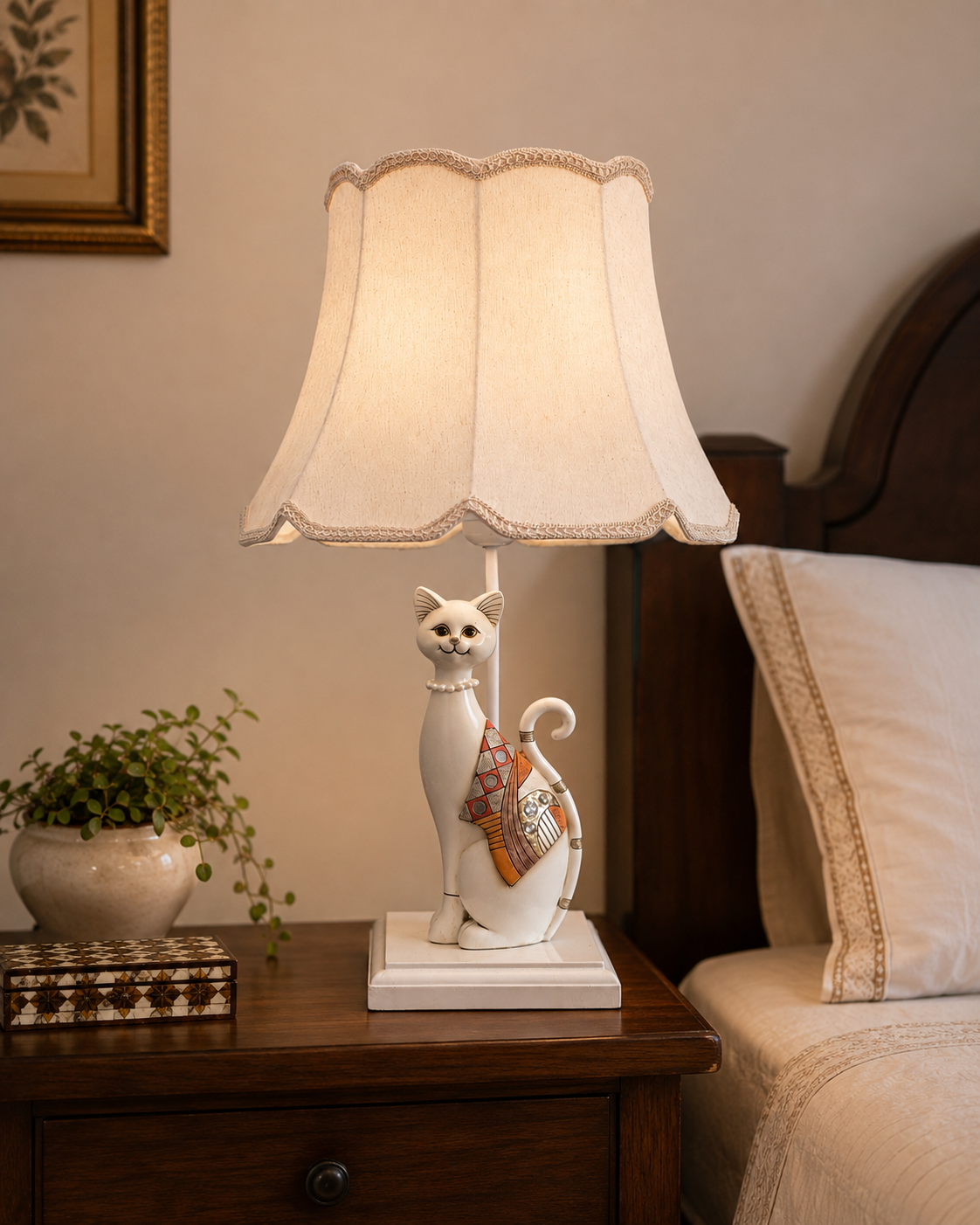 Elegant Cat Figurine Table Lamp 