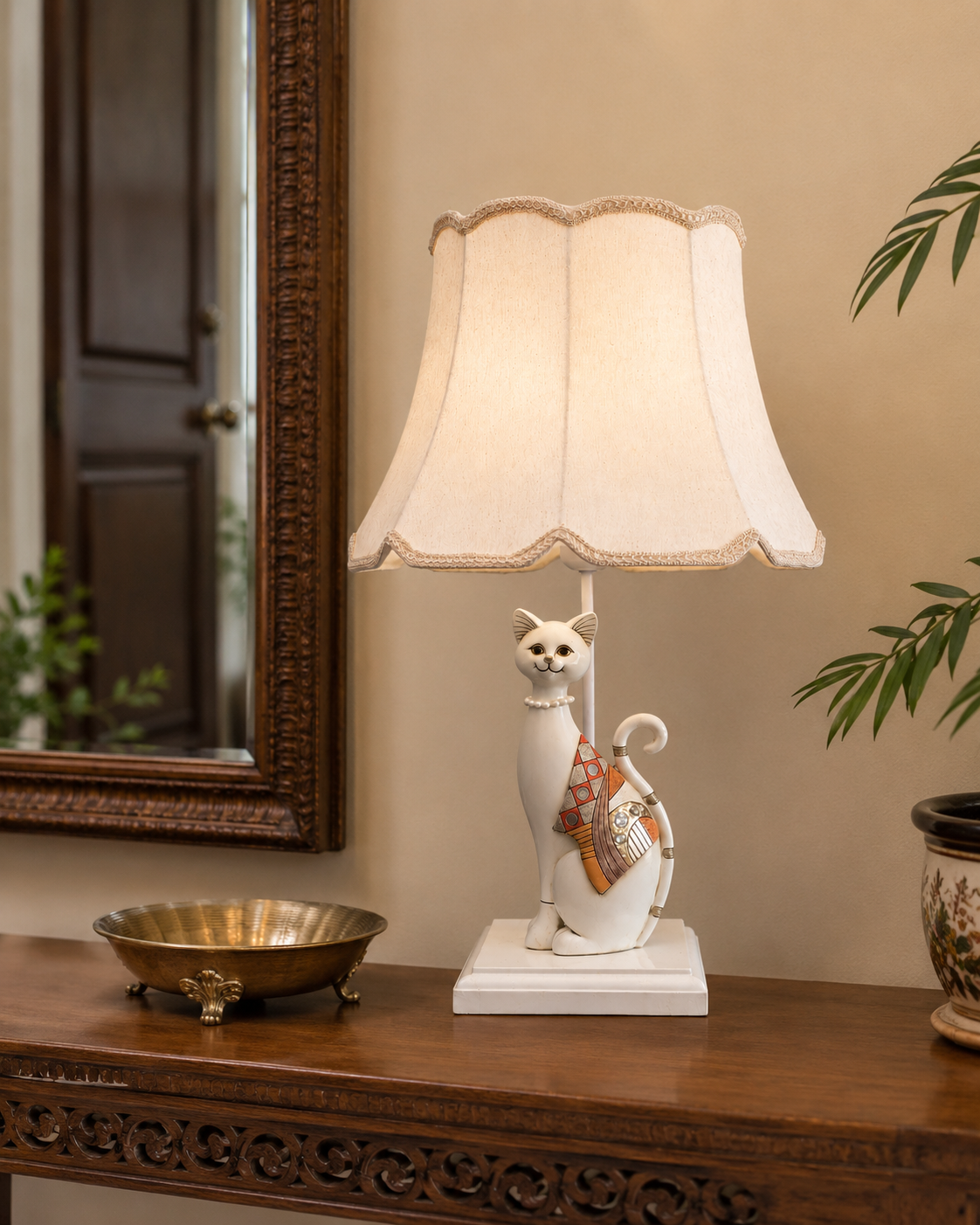 Elegant Cat Figurine Table Lamp 