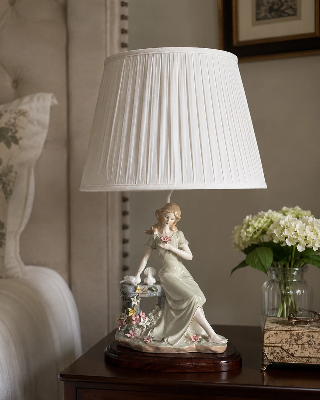 Aria of the Doves Figurine Lamp 
