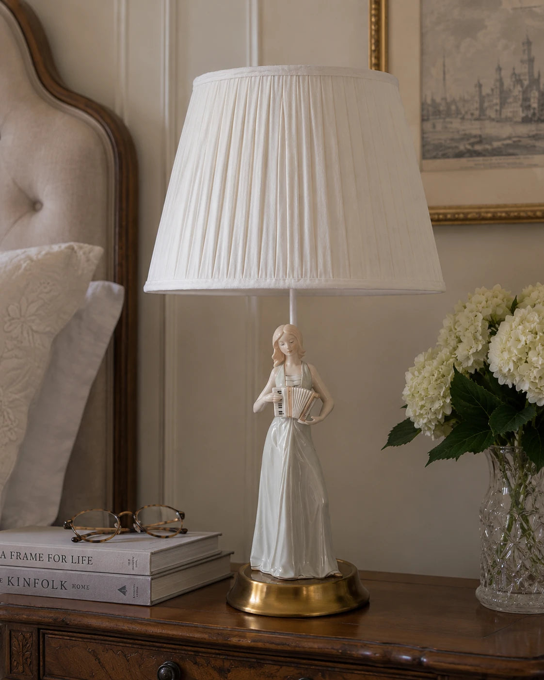 The Crescendo Lady Figurine Lamp 