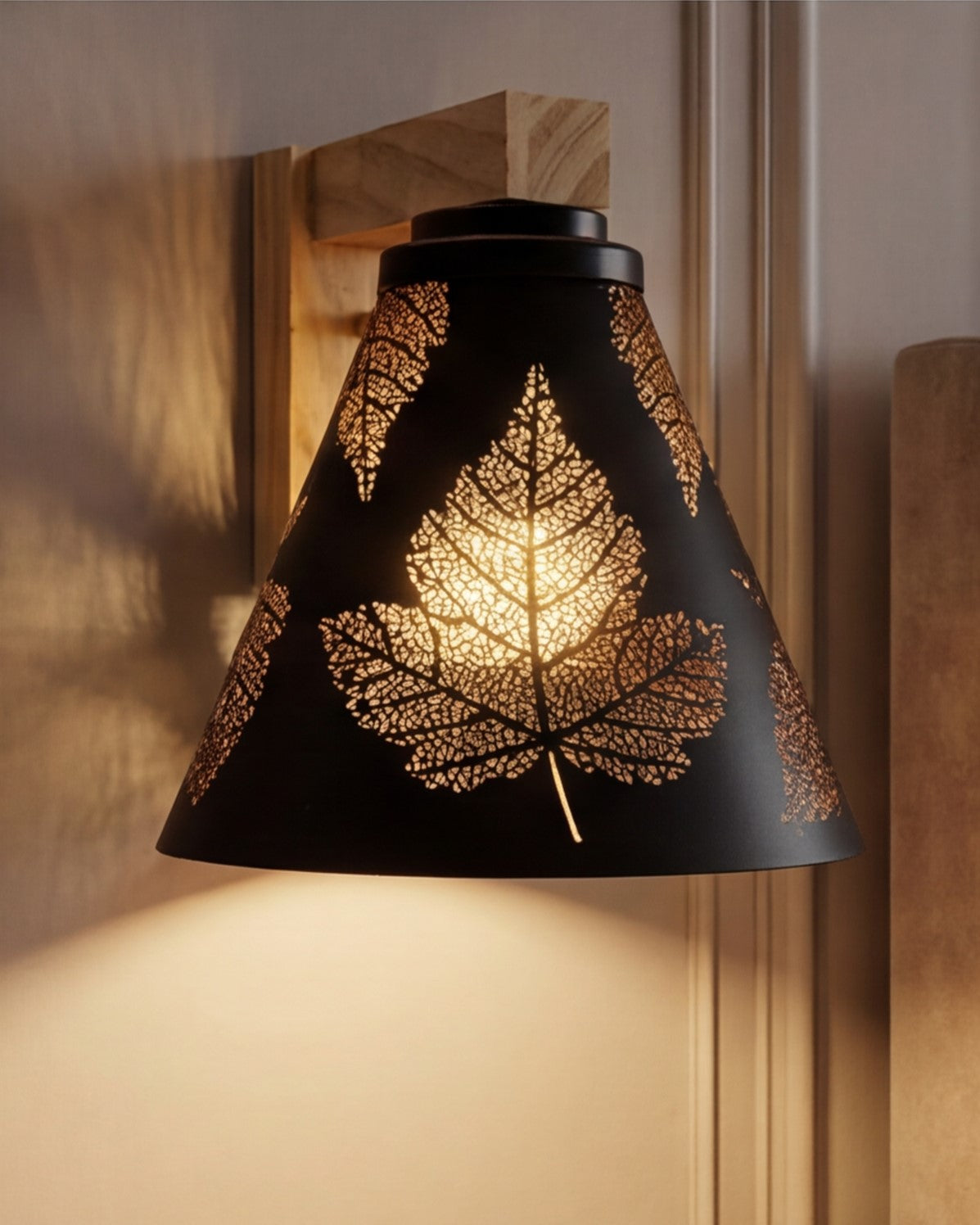 Maple Leaf Pattern Wall Light 