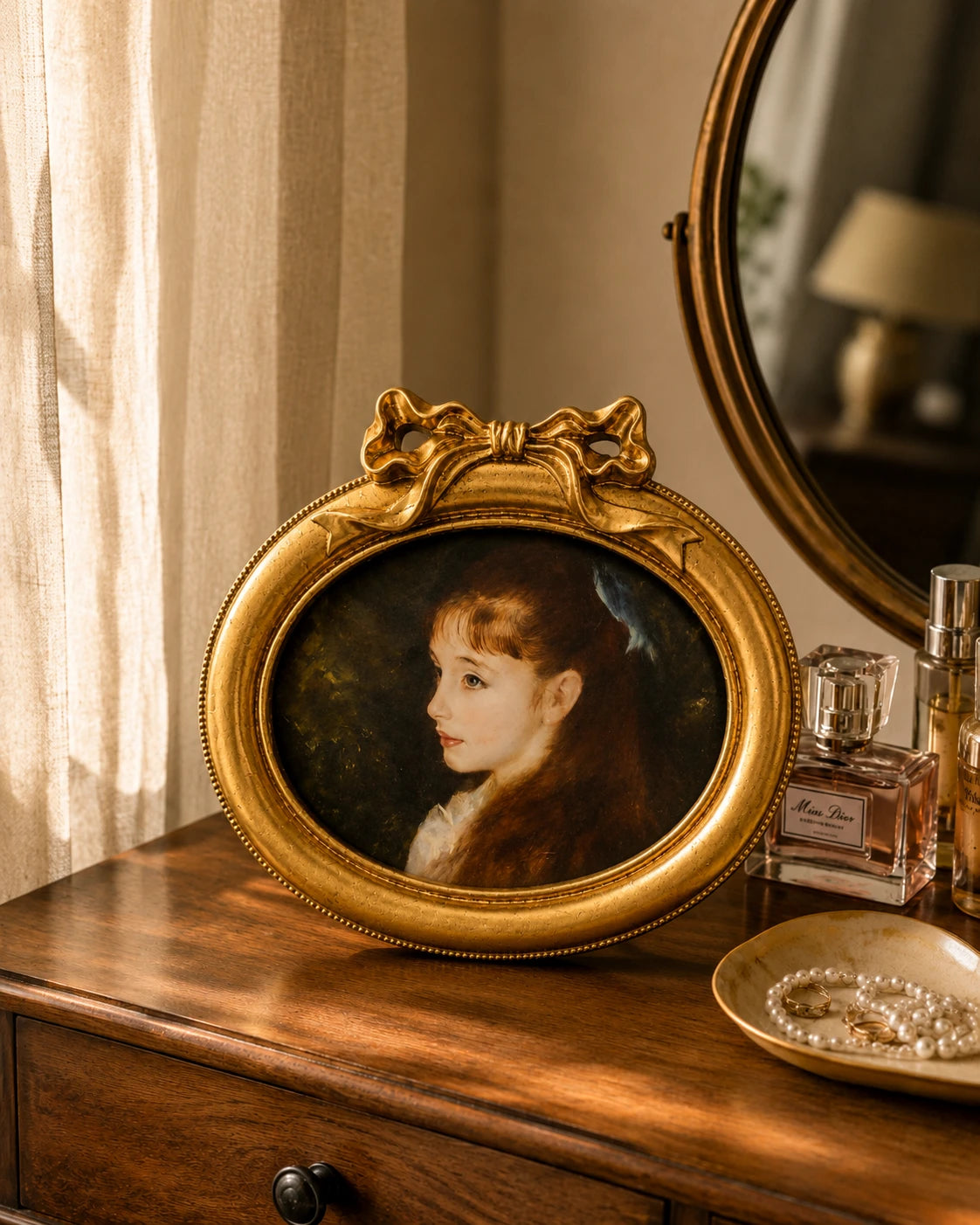 Antique style oval photo frame for home decor