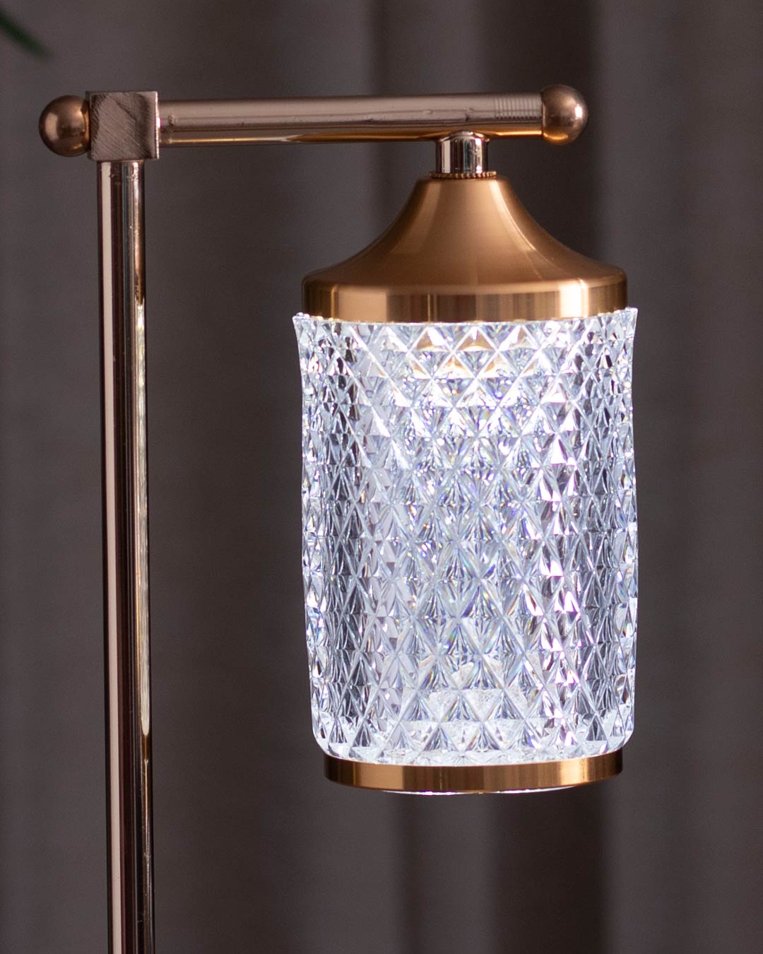 Shimmering Elegance: Crystal Table Lamp